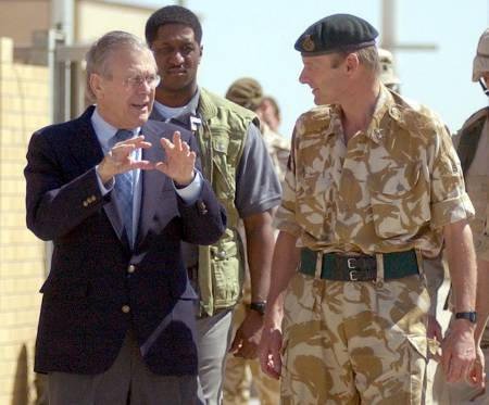 En visite à Bagdad, Donald Rumsfeld s’adresse aux Irakiens