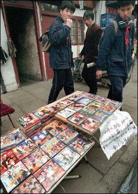 Destruction record en Chine de CD et DVD piratés