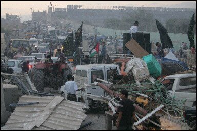 Des hordes de  Palestiniens dans les rues de Nevé Dekalim